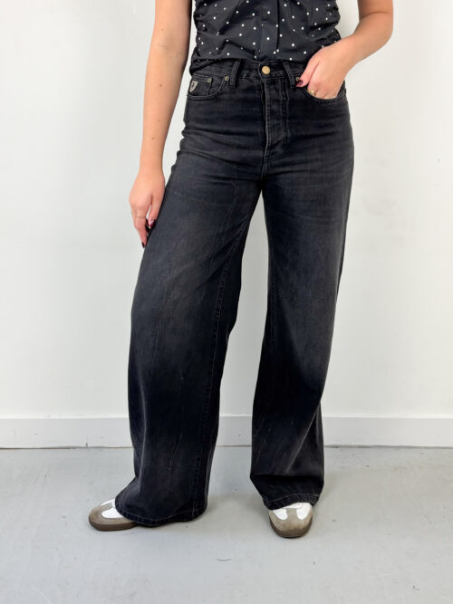 Lois Skater loose black stone Lois Skater loose black stone