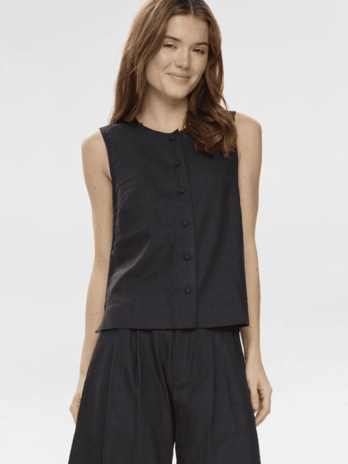 Numph Nualani vest