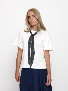 Peppercorn Sully scarf t-shirt